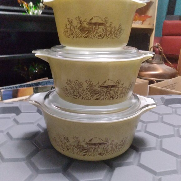 Vintage Pyrex Bowl Forest Fancies (mushroom) 3 Piece Set w Glass Lids 473,74,75 - Picture 2 of 6